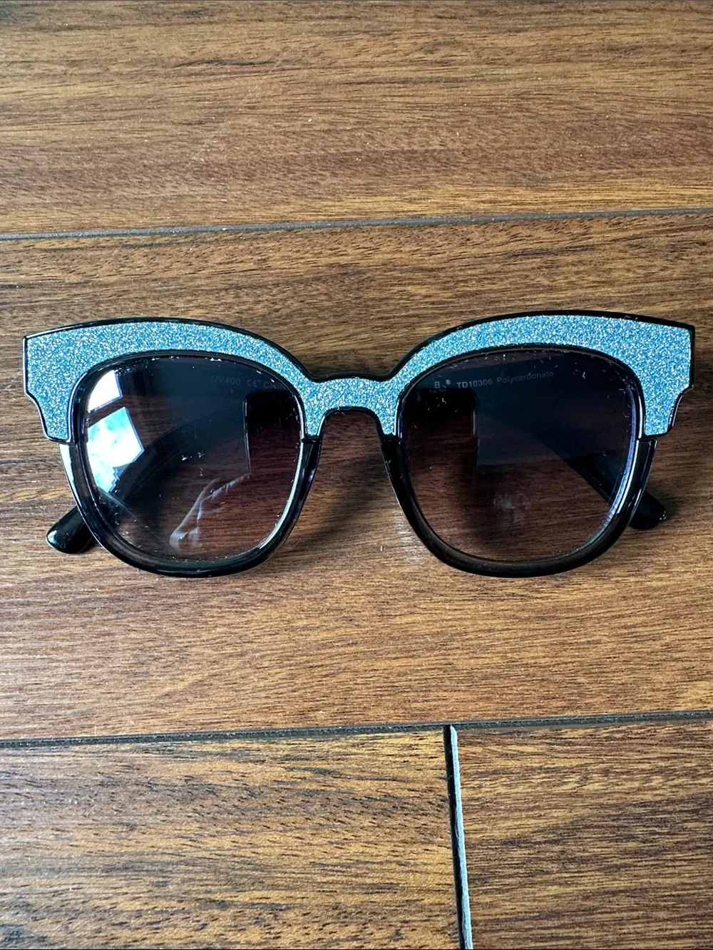 🕶️🕶️Women's Black Sunglasses with Silver Glitter Top Accent🕶️🕶️